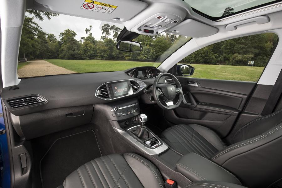 Торпедо Peugeot 308 2017 года  (UK) (фото 7 из 13)